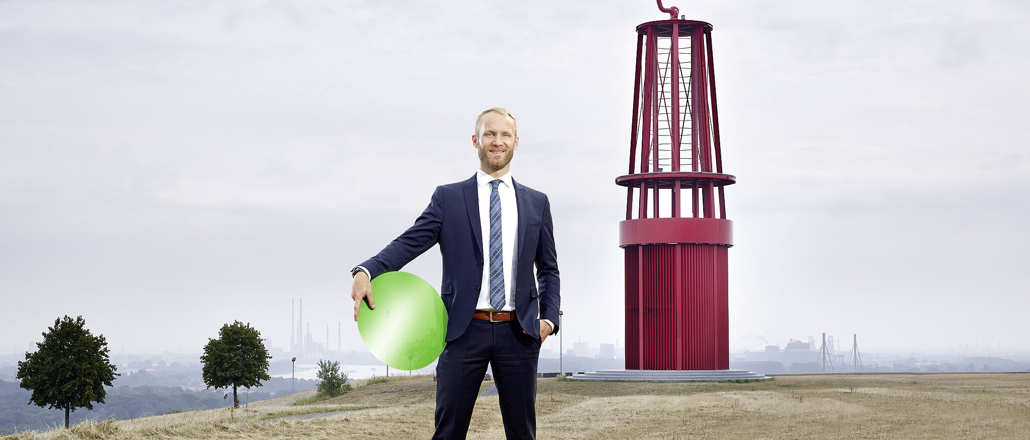 Mann hält Logo in der Hand