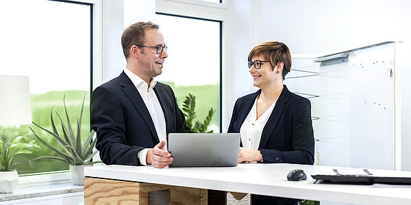 Mann und Frau im Beratungsgespräch mit Laptop