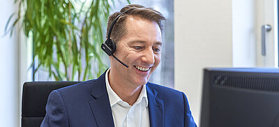 Mann mit Headset für Kontakt