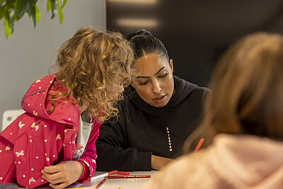 Auszubildene von persona service bastelt mit Kindern aus dem SOS-Kinderdorf